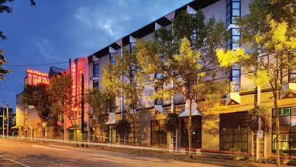 Staypineapple University Inn